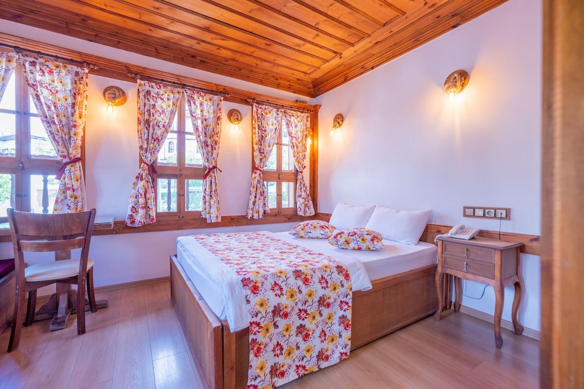 Single Room | Minibar, desk, blackout drapes, iron/ironing board