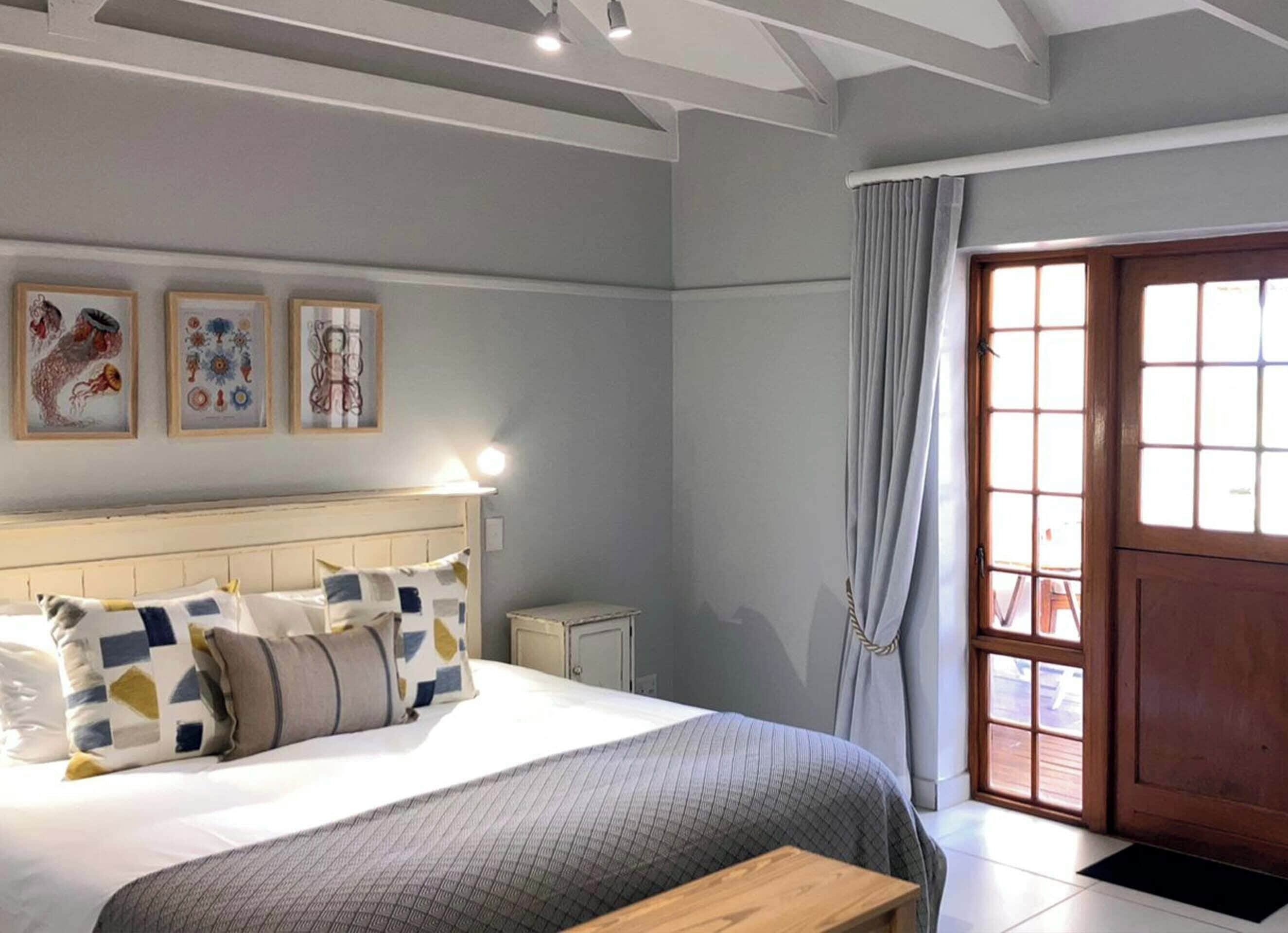 Ropa de cama de alta calidad, colchones con pillow-top y minibar 