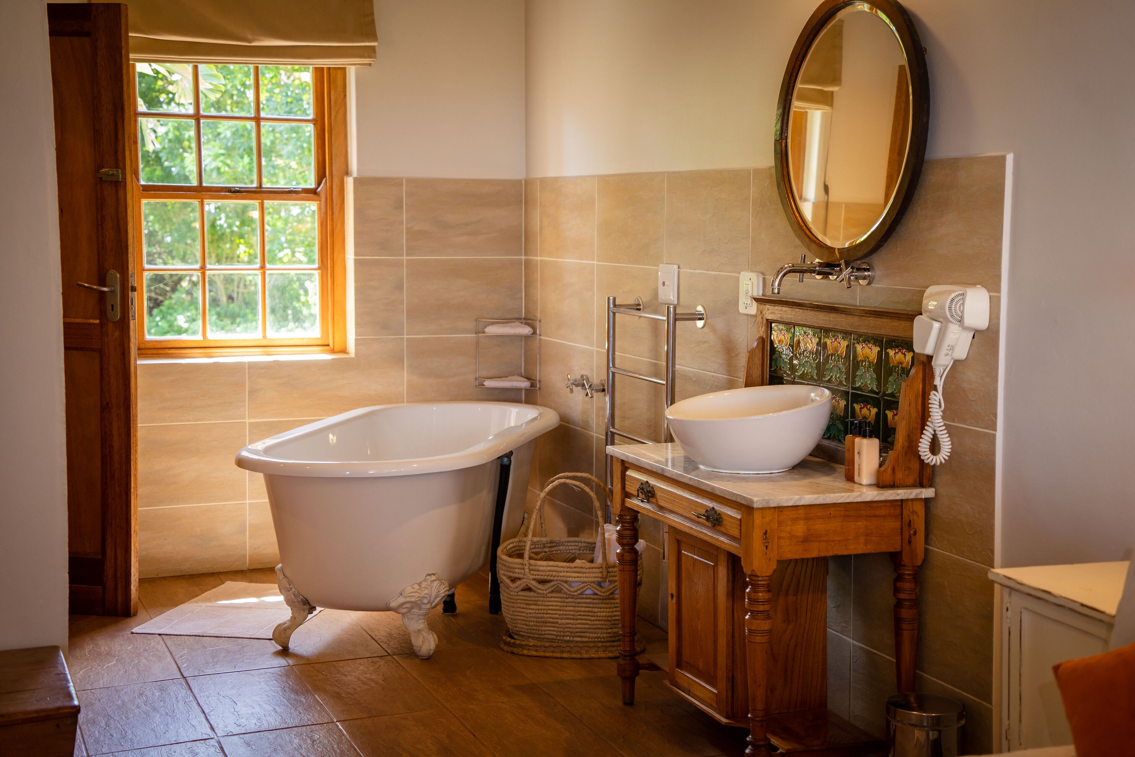 Luksus-alpehytte, 1 soverom, strandutsikt | Bad | Separat badekar og dusj, regndusjhode og toalettartikler (inkludert)