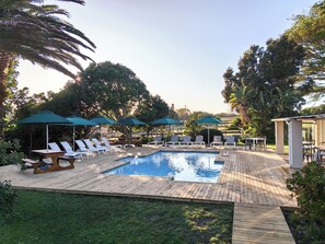 Piscine extérieure, parasols de plage, chaises longues