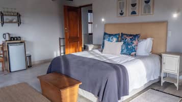 Habitación Confort con 1 cama doble o 2 individuales | Ropa de cama de alta calidad, colchones con acolchado adicional, minibar