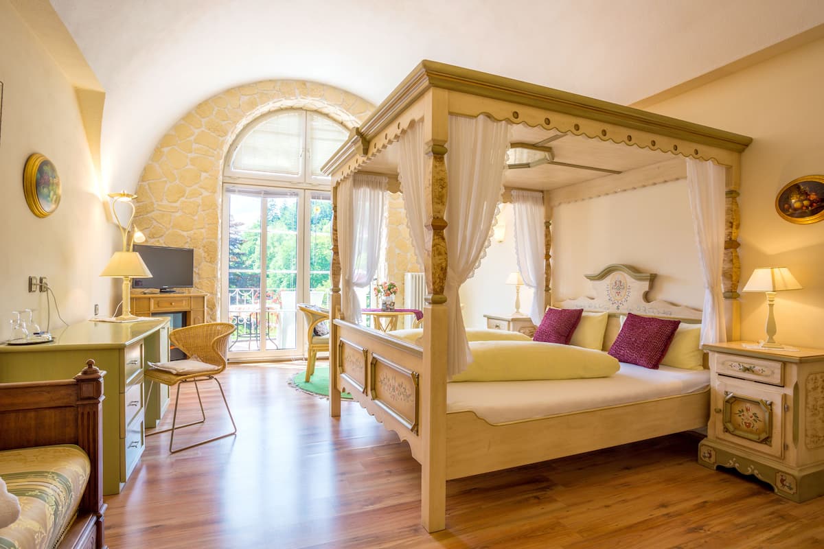 deluxe double room | hypo-allergenic bedding, iron/ironing board, free wifi, bed sheets