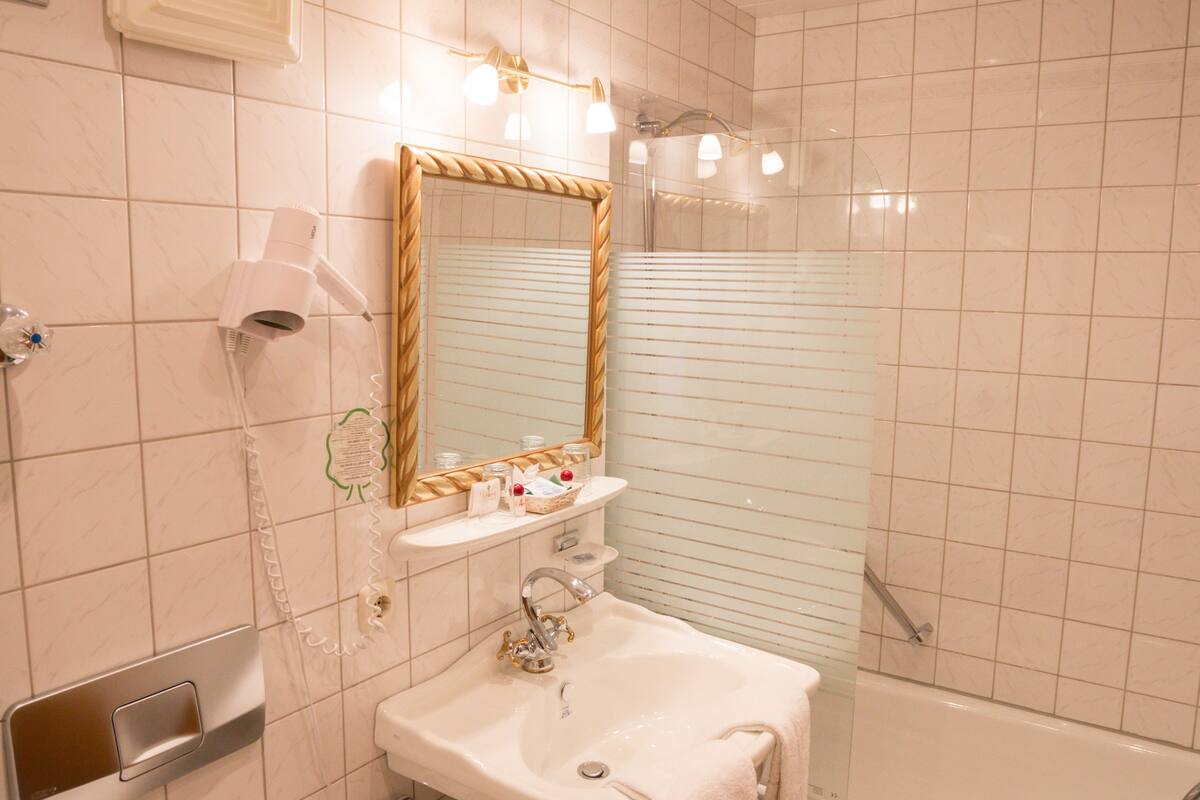 deluxe double room | bathroom | hair dryer, slippers, towels