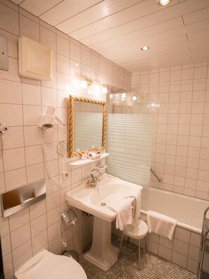 Deluxe Double Room | Bathroom | Hair dryer, slippers, towels
