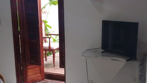 ميني بار ومكواة/لوح كي وواي فاي مجانًا وملاءات أسرّة