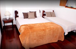 Minibar, tabla de planchar con plancha, wifi gratis y ropa de cama 
