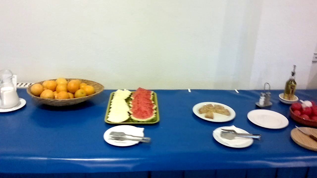 Une table de buffet avec divers plats et ustensiles.