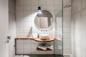 Superior-studiosuite | Badeværelse | Brusehoved med spredningseffekt, gratis toiletartikler, hårtørrer