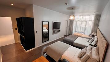 Premium Studio Suite, Balcony | Peralatan tempat tidur premium, gebar bulu kapas, tilam berlapik