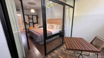Suite estudio, balcón | Ropa de cama de alta calidad y edredones de plumas
