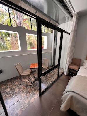Estudi en suite prèmium, balcó | Roba de llit d'alta qualitat i cobrellits