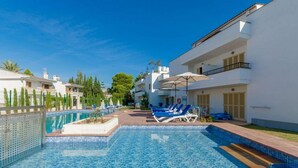 2 outdoor pools, pool umbrellas, sun loungers - Apartamentos Venecia (Alcudia)