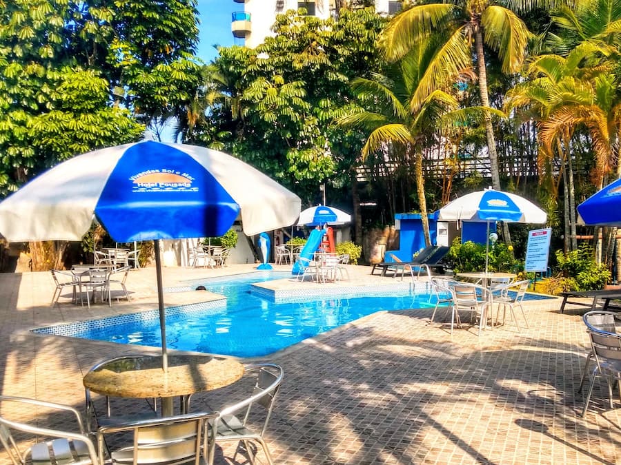 Piscina externa, guarda-sóis, espreguiçadeiras