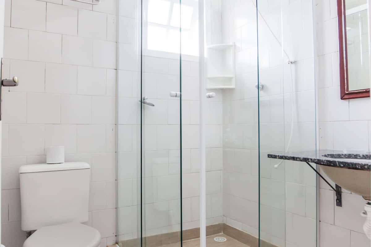 standard double room | bathroom | shower, free toiletries, hair dryer, towels
