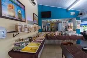 Free daily buffet breakfast  - Hotel Pousada Vivendas do Sol e Mar (Caraguatatuba)