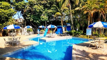 Piscina externa, guarda-sóis, espreguiçadeiras