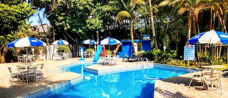 Piscine extérieure, parasols de plage, chaises longues