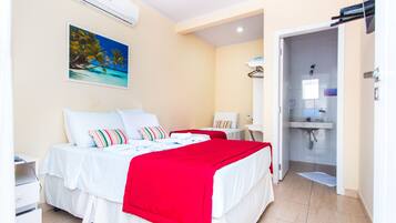 Suite Edificio Anexo Triplo | Down comforters, minibar, in-room safe, free cribs/infant beds