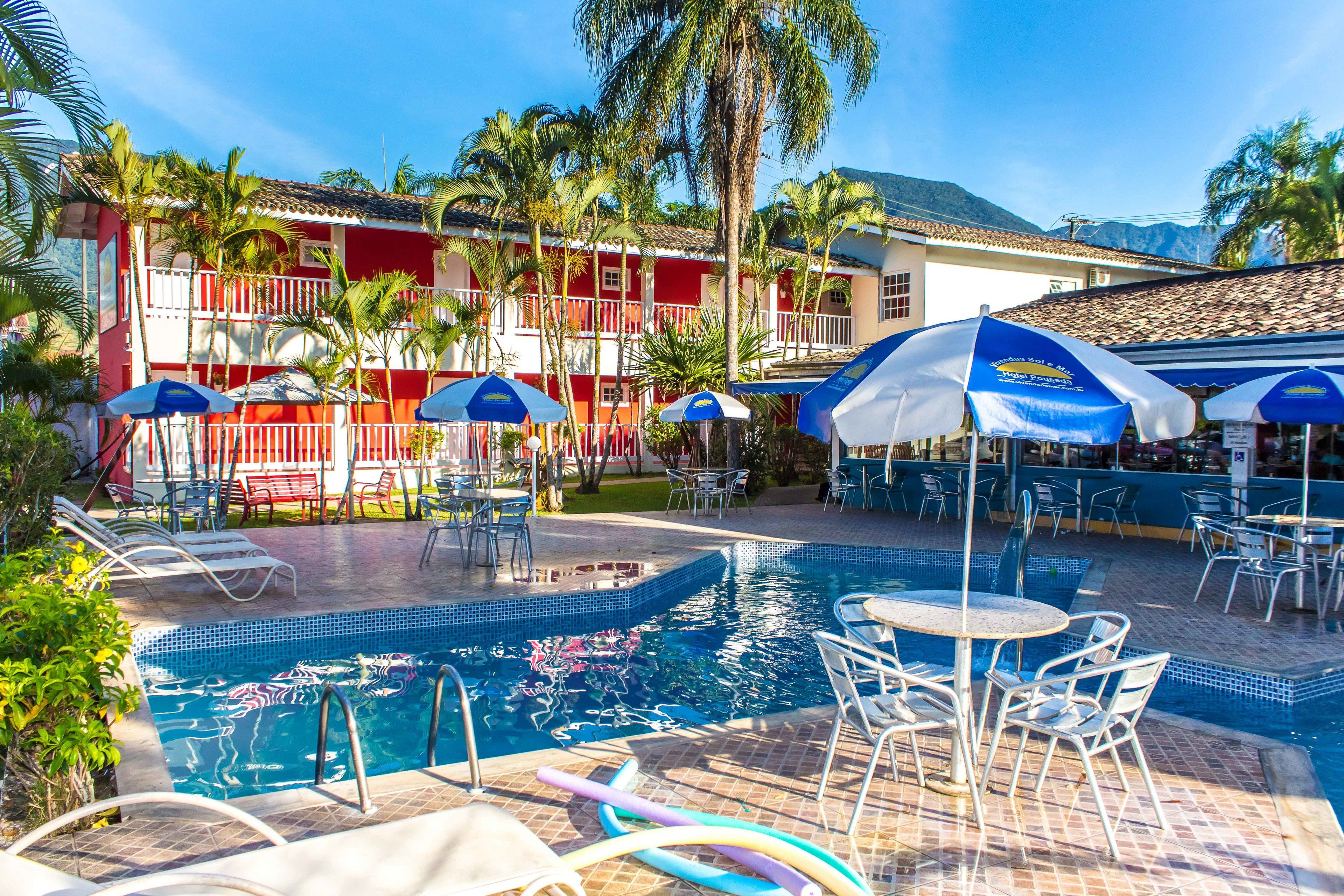 Piscina externa, guarda-sóis, espreguiçadeiras