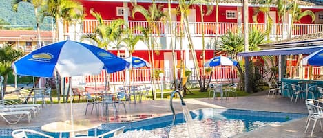 Kolam renang outdoor, dengan payung kolam renang dan kursi berjemur