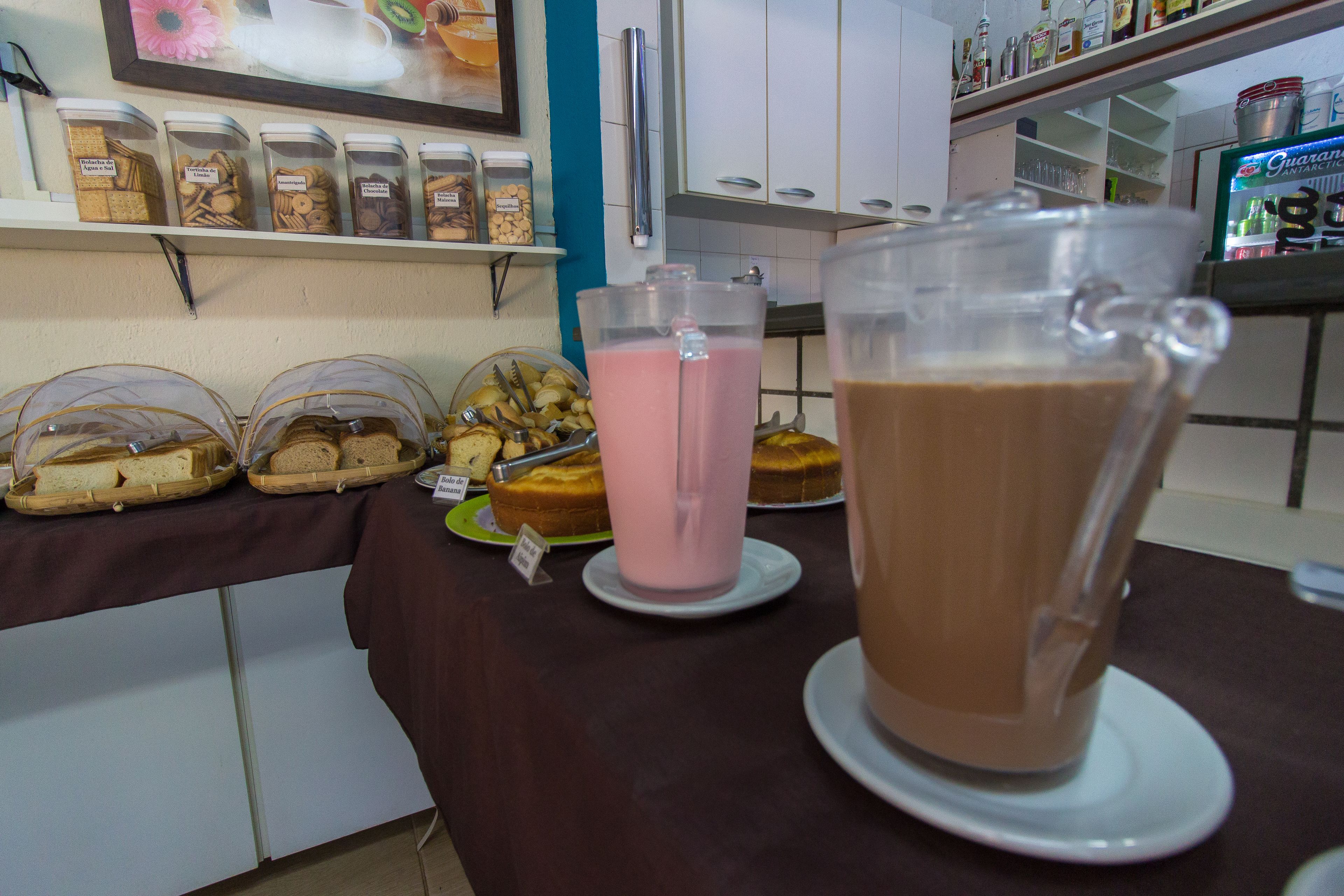 Una mesa de buffet con diversos alimentos y bebidas.