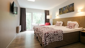 Hypo-allergenic bedding available, in-room safe, desk, WiFi