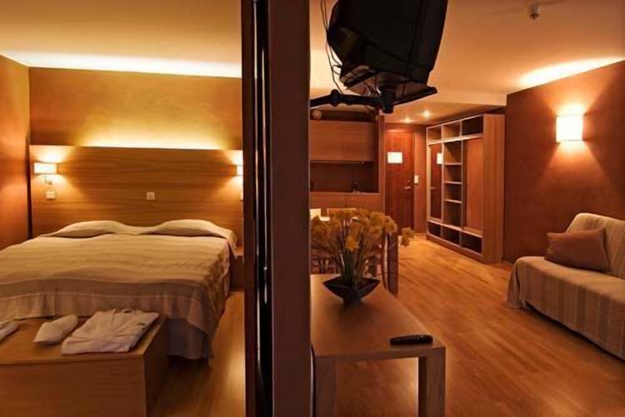 Hypo-allergenic bedding, in-room safe, desk, WiFi