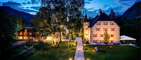 Voorkant accommodatie - avond/nacht