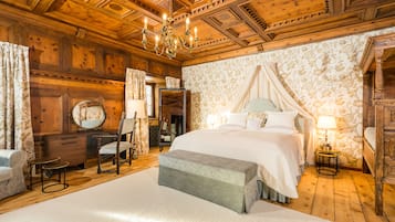 Luxury Suite | Premium bedding, down comforters, pillowtop beds, minibar