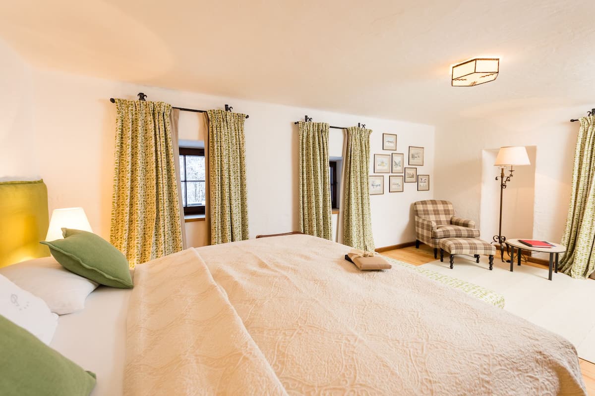 Chambre Double Standard | Literie de qualité supérieure, couette en duvet d'oie, surmatelas