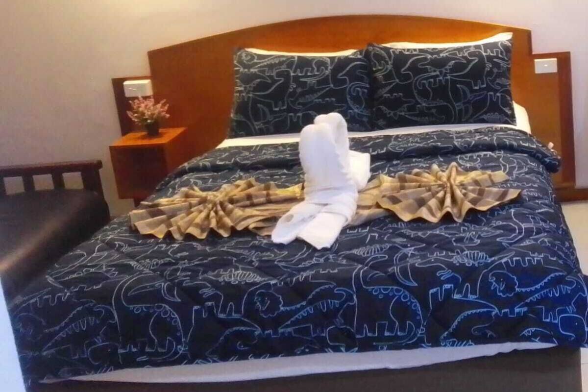 Senger med overmadrass, minibar, safe på rommet og skrivebord