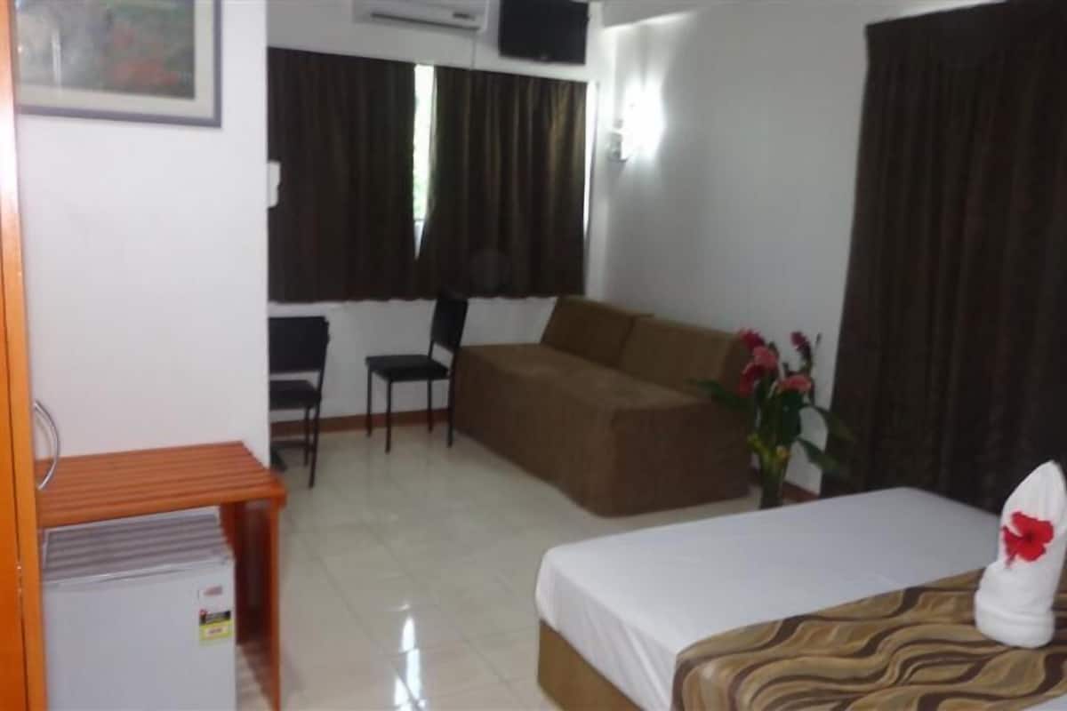 Chambre supérieure double ou avec lits jumeaux | Lit avec matelas à plateau-coussin, minibar, coffre-fort