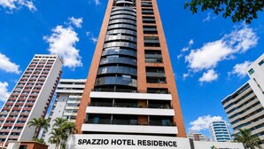 A tall building with a sign reading 'SPAZZIO HOTEL RESIDENCE' at the ground level. - Spazzio Hotel Residence (Fortaleza)