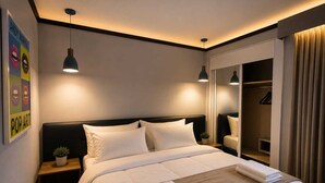 A hotel room with a bed, bedside tables, a potted plant, a mirror, and a wardrobe. - Spazzio Hotel Residence (Fortaleza)