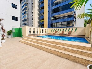 Outdoor pool, sun loungers - Spazzio Hotel Residence (Fortaleza)