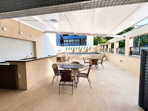 Piscine extérieure, chaises longues