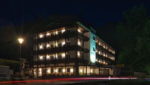 Un hôtel à plusieurs étages, doté de balcons, d’une entrée bien visible et d’une enseigne indiquant le nom « Harras ».