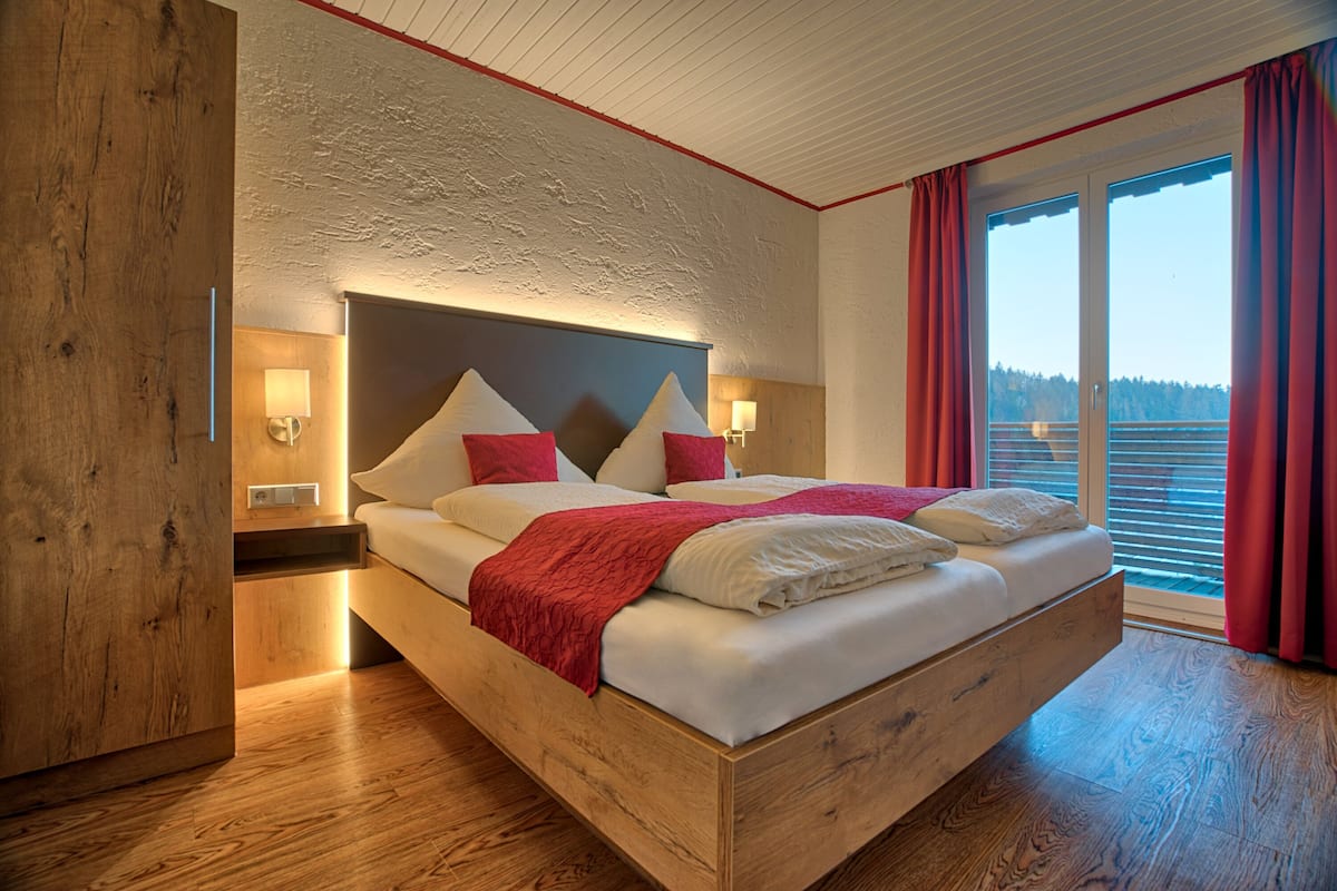 Doppelzimmer | Coffre-fort, espace de travail pour ordinateurs portables