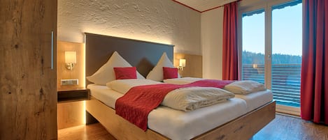 Doppelzimmer | In-room safe, laptop workspace, free WiFi, bed sheets