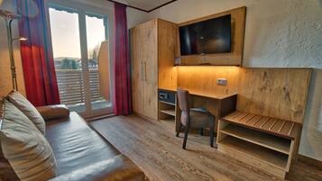Doppelzimmer | Living area | 81-cm LCD TV with satellite channels, TV