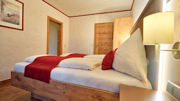 Doppelzimmer | Tallelokero huoneessa, kannettavalle tietokoneelle sopiva työtila