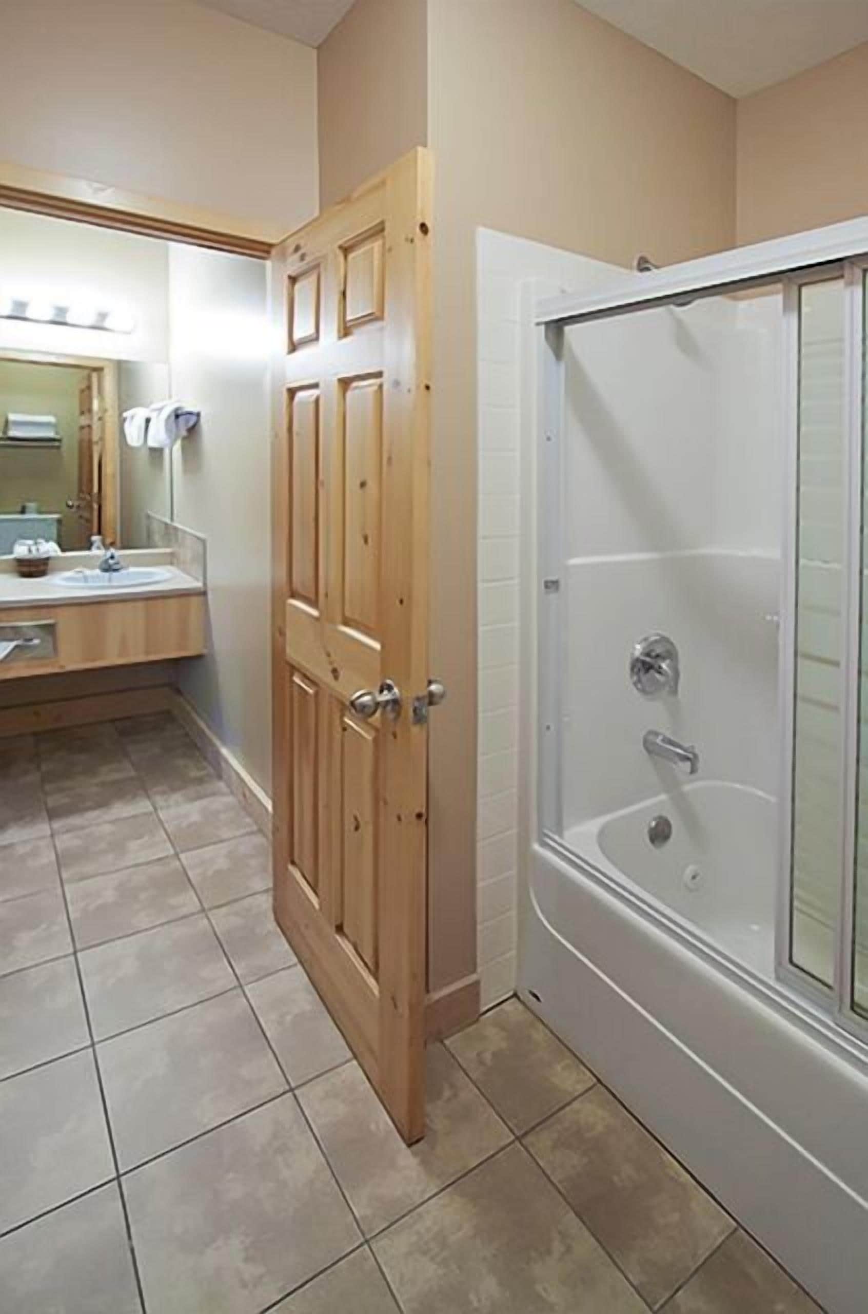 miette room | bathroom | rainfall showerhead, free toiletries, hair dryer, towels