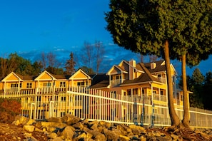 Exterior detail - Westwood Shores Waterfront Resort (Sturgeon Bay)