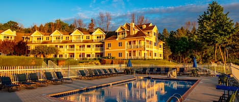 Alberca techada y alberca al aire libre