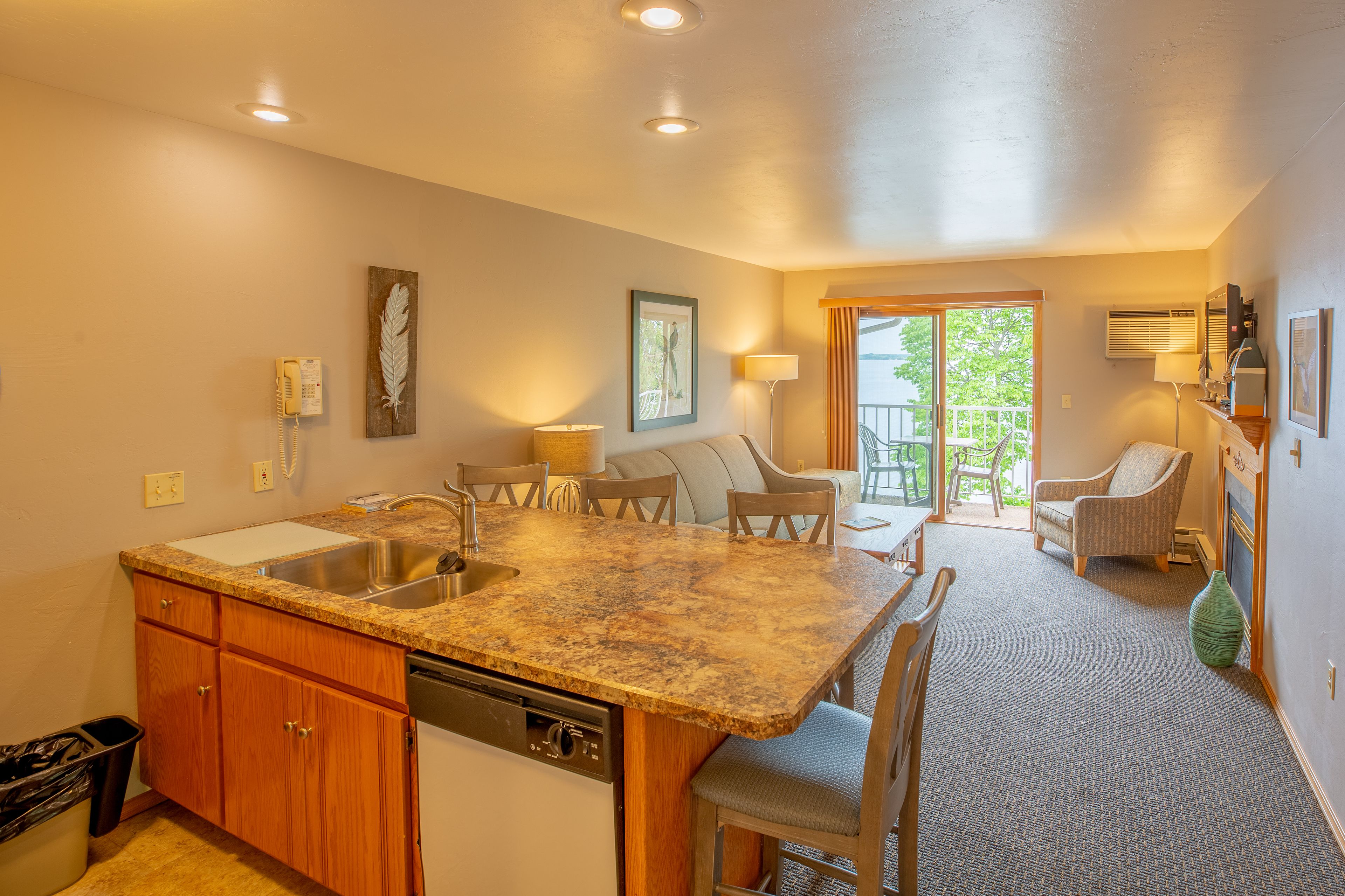 Full-size fridge, microwave, oven, stovetop