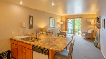 Full-size fridge, microwave, oven, stovetop