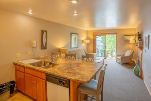 Full-sized fridge, microwave, oven, stovetop - Westwood Shores Waterfront Resort (Sturgeon Bay)
