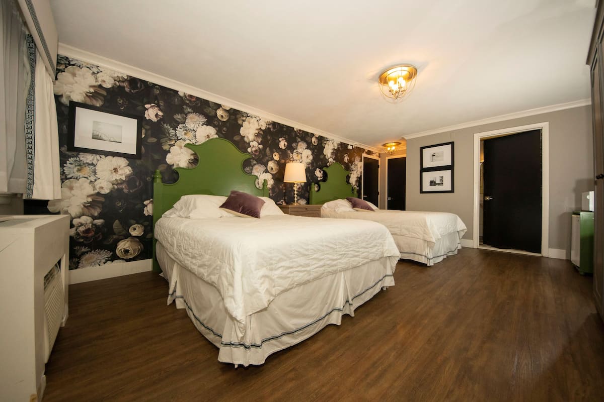 Iron/ironing board, free WiFi, bed sheets