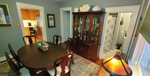 House | In-room dining - Simmons Motel (Hershey)