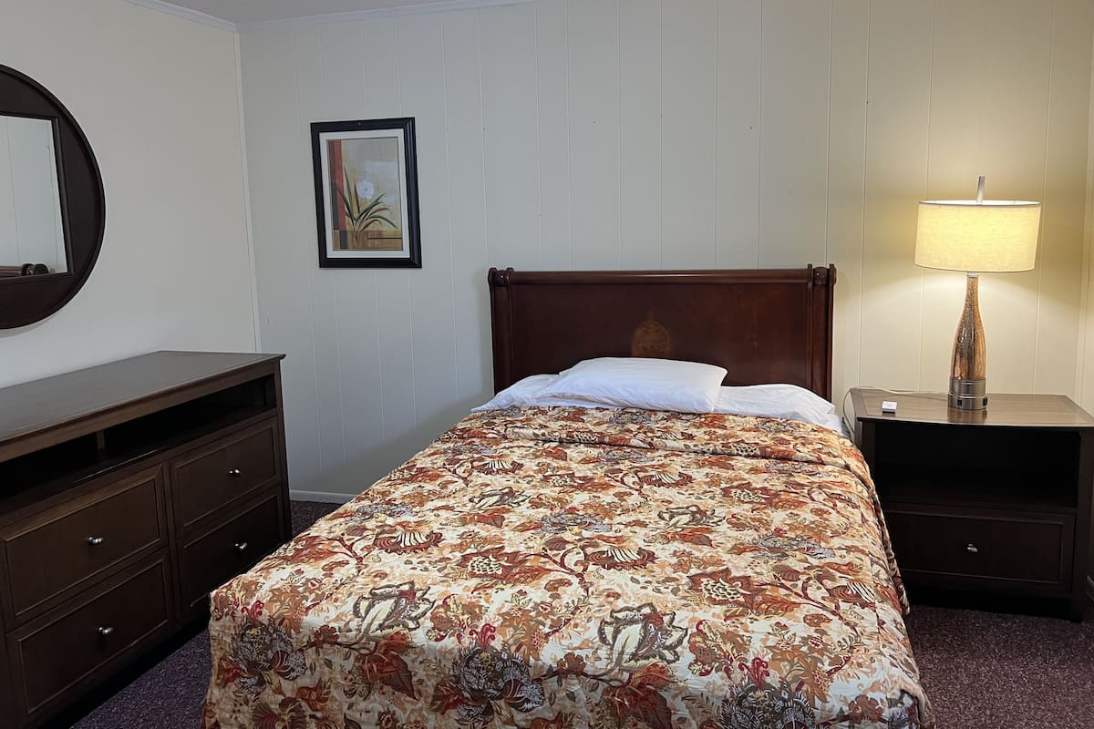 Suite 9 | Iron/ironing board, free WiFi, bed sheets